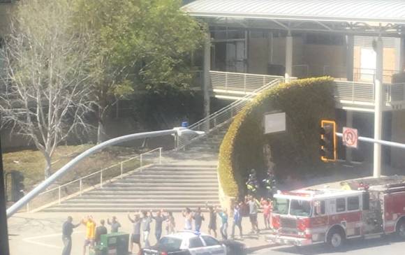 Empleados de Youtube son evacuados de las oficinas. FOTO REUTERS Empleados de Youtube son evacuados de las oficinas. FOTO REUTERS