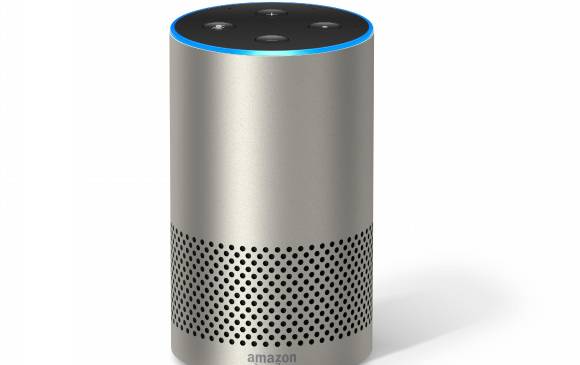 El altavoz inteligente funciona para darle órdenes como prender la luz. Foto: Amazon El altavoz inteligente funciona para darle órdenes como prender la luz. Foto: Amazon
