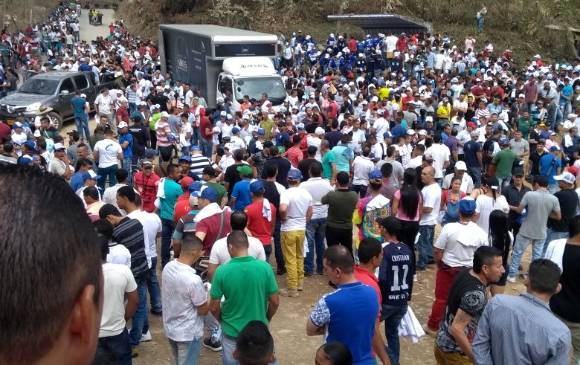 Lanzan artefacto explosivo durante acto de campaña de candidato conservador en Antioquia