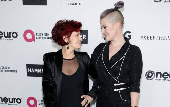 Sharon Osbourne y su hija Kelly Osbourne. FOTO: Reuters/ Danny Moloshok 