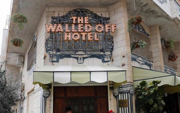 El “Hotel Walled-Off”, la última creación de Banksy. FOTO AFP El “Hotel Walled-Off”, la última creación de Banksy. FOTO AFP