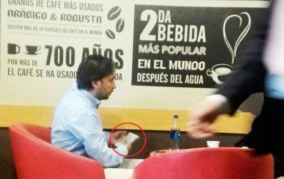 Momento en que el funcionario habría recibido el dinero