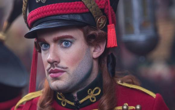 Jack Whitehall es Harlequin. Un buen maquillaje para halloween. FOTO Cortesía Laurie Sparham/Disney Enterprises Jack Whitehall es Harlequin. Un buen maquillaje para halloween. FOTO Cortesía Laurie Sparham/Disney Enterprises