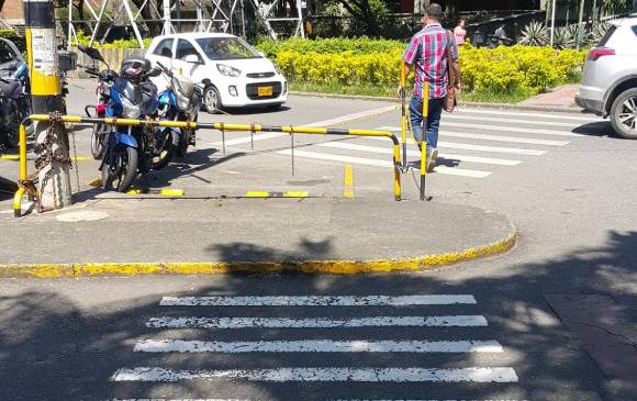 Cruce en el sector de Suramericana, interrumpido por el parqueadero de motos. FOTO CORTESÍA HÉCTOR OTÁLORA