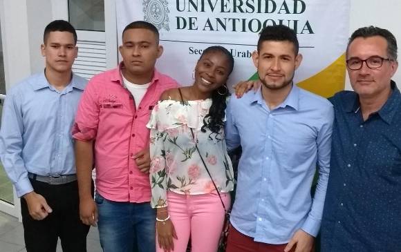 Los cuatro primeros ingenieros oceanográficos de Colombia. De izquierda a derecha: José Manuel Calderón Burgos, Keiner José Ruíz Murillo, Sandra Milena Mosquera Hurtado y Víctor Alejandro Correa Gómez y el profesor Vladimir Giovanni Toro Valencia. FOTO CORTESÍA U. DE A. Los cuatro primeros ingenieros oceanográficos de Colombia. De izquierda a derecha: José Manuel Calderón Burgos, Keiner José Ruíz Murillo, Sandra Milena Mosquera Hurtado y Víctor Alejandro Correa Gómez y el profesor Vladimir Giovanni Toro Valencia. FOTO CORTESÍA U. DE A.