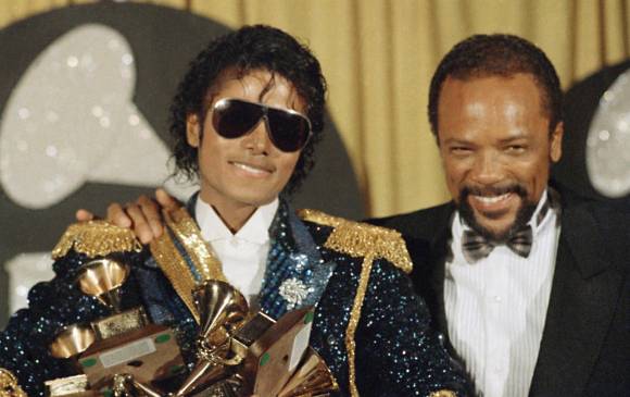 Thriller consiguió 8 premios Grammy en una noche y sostuvo este récord varios años. Aquí con Quincy Jones. FOTO Archivo Thriller consiguió 8 premios Grammy en una noche y sostuvo este récord varios años. Aquí con Quincy Jones. FOTO Archivo