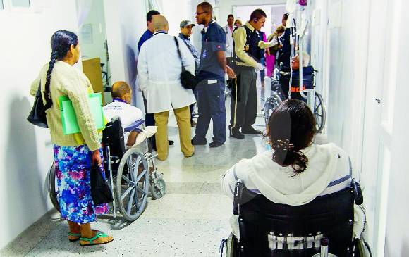 Usuarios de Savia Salud desorientados tras restricción del Hospital General