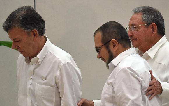 El presidente de Cuba, Raúl Castro, sirvió de intermediario entre el presidente Santos y “Timochenko” durante el anuncio de la firma del acuerdo sobre la Jurisdicción Especial para la Paz. FOTO AFP 
