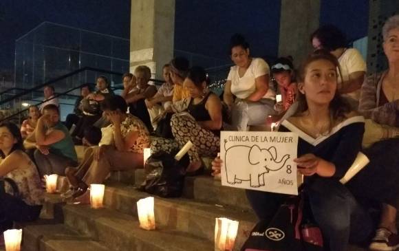Las mujeres se reunieron en la entrada de la obra. FOTO CORTESÍA Las mujeres se reunieron en la entrada de la obra. FOTO CORTESÍA