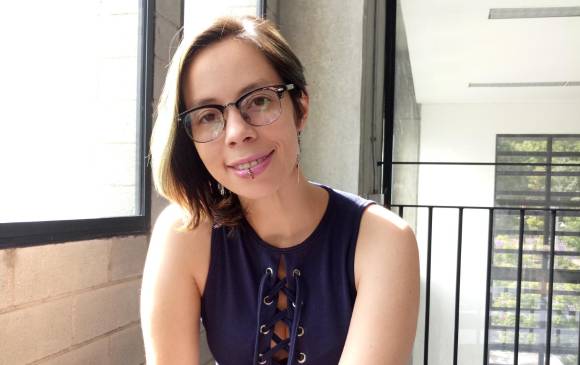 Yenny León es poeta de Medellín. Autora de <i>Entre árboles y piedras </i>y <i>Tríptico en Guayaquil, Ecuador.</i> Ha participado en festivales de poesía. Foto Cortesía de la autora. Yenny León es poeta de Medellín. Autora de <i>Entre árboles y piedras </i>y <i>Tríptico en Guayaquil, Ecuador.</i> Ha participado en festivales de poesía. Foto Cortesía de la autora.