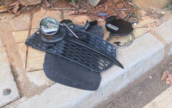 Gutiérrez dice que se quedó con un pedazo de la rejilla frontal izquierda de la camioneta que se le cayó tras chocarla. FOTO CORTESÍA Gutiérrez dice que se quedó con un pedazo de la rejilla frontal izquierda de la camioneta que se le cayó tras chocarla. FOTO CORTESÍA