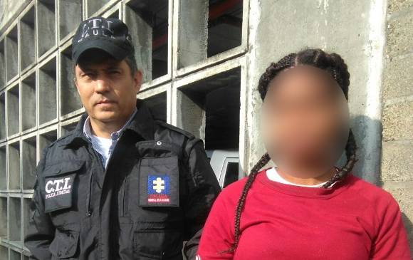 A las personas detenidas, que no han sido declaradas culpables judicialmente, se les tapa la cara por presunción de inocencia. Artículo 29 de la Constitución Política de Colombia. FOTO CORTESÍA FISCALÍA