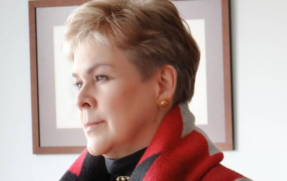 Ana Mercedes Vivas nació en Cali. Entre sus libros están <i>Verso a Verso</i>, <i>Las Trampas del Amor</i>,<i> Cartas de la Nostalgia, La Noche del Girasol</i>,<i> Material de Guerra y otros Materiales</i> y <i>Entre la Espada y la Pared</i>. Su obra ha sido traducida al inglés, portugués, francés, alemán y gallego. Foto Cortesía de la autora. Ana Mercedes Vivas nació en Cali. Entre sus libros están <i>Verso a Verso</i>, <i>Las Trampas del Amor</i>,<i> Cartas de la Nostalgia, La Noche del Girasol</i>,<i> Material de Guerra y otros Materiales</i> y <i>Entre la Espada y la Pared</i>. Su obra ha sido traducida al inglés, portugués, francés, alemán y gallego. Foto Cortesía de la autora.