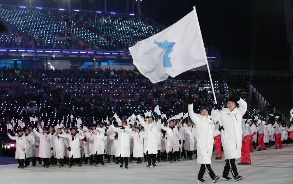 Hwang Gum (Corea del Norte) y Won Yun-jong (Sur), en histórica unión.