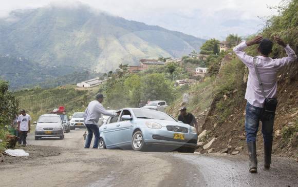 El mal estado de la vía demoró el flujo vehicular por Boquerón. Foto Mario Valencia