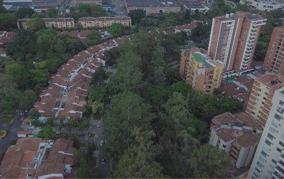 Las construcciones bordean La Ayurá, que atraviesa el municipio desde la parte alta hasta el río Medellín.
