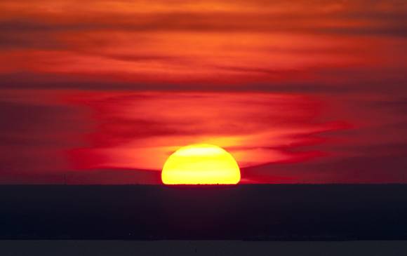 Aunque en algunas regiones se sienta frío, el planeta sigue calentándose. Este siglo ha tenido los años más calientes desde que se llevan registros. Atardecer en Cabo Cañaveral. FOTO Nasa