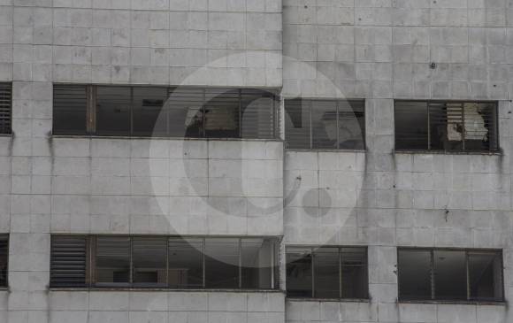 Por las ventanas también se observa el deterioro en el interior de la estructura. Foto Julio césar herrera