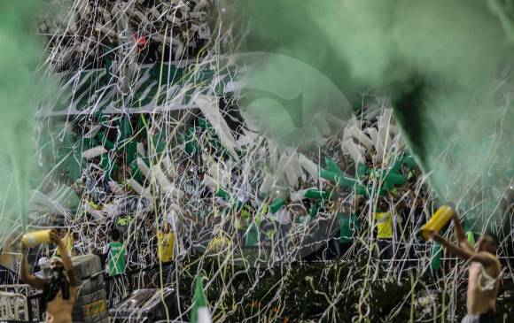 La hinchada celebra en la tribuna. El ánimo de la gente fue vital para la remontada y el nuevo título verde.