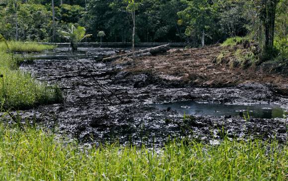 Se dijo en el foro que primero es necesario evitar los desastres naturales que están provocando los grupos armados. En la imagen el derrame de hidrocarburos en Puerto Asís realizado por las Farc el año pasado. FOTO Juan Antonio Sánchez