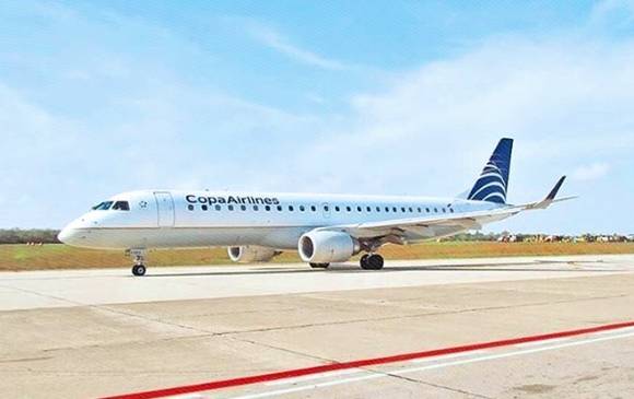 Abre puerta del avión y se lanza Abre puerta del avión y se lanza
