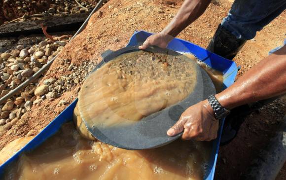 Los barequeros en el país no necesitan título minero ni ambiental para trabajar, pero el Gobierno le puso un tope a la extracción del oro que obtienen. FOTO Manuel Saldarriaga