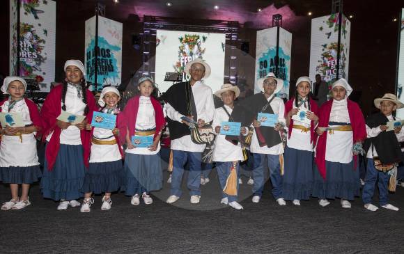 10 niños recibieron nuevos contratos para sus familias silleteras, para que continúe el legado. FOTO Jaime Pérez 10 niños recibieron nuevos contratos para sus familias silleteras, para que continúe el legado. FOTO Jaime Pérez