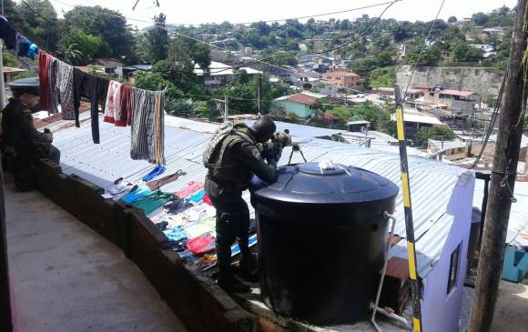 Las comunidades denuncian la presencia de la Policía en viviendas y escuela. FOTO: Cortesía