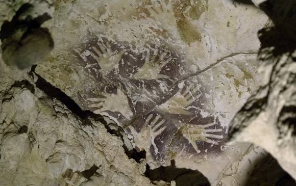 Plantillas de manos color ocre y morado superpuestas sobre antiguas plantillas de mano rojizas y naranjas. Los dos estilos están separados en el tiempo por al menos 20.000 años, según los científicos. Foto: Kinez Riz Plantillas de manos color ocre y morado superpuestas sobre antiguas plantillas de mano rojizas y naranjas. Los dos estilos están separados en el tiempo por al menos 20.000 años, según los científicos. Foto: Kinez Riz