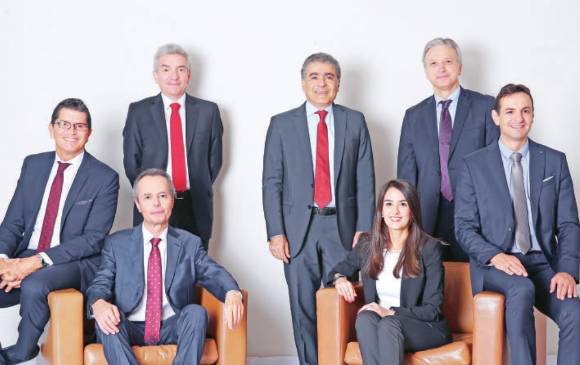 De pie (izq. a der.): Mauricio Reina (Fedesarrollo), David Bojanini (G. Sura) y Gonzalo Pérez (Suramericana). En sillones: Antonio Mario Celia (Promigás), Jaime Palacio (Coldeplast), María Clara Aristizábal (G. Argos) y Cipriano López (Haceb). Cortesía Nutresa De pie (izq. a der.): Mauricio Reina (Fedesarrollo), David Bojanini (G. Sura) y Gonzalo Pérez (Suramericana). En sillones: Antonio Mario Celia (Promigás), Jaime Palacio (Coldeplast), María Clara Aristizábal (G. Argos) y Cipriano López (Haceb). Cortesía Nutresa