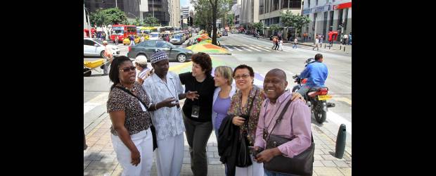 La poesía va desde el centro a los poetas | Hernán Vanegas | Patricia, Alhahi Papa Susso, Lola, Verónica, Althea y Jean Jacques Sewanou compartiendo su poesía y su encanto por Medellín, en la Avenida Oriental.