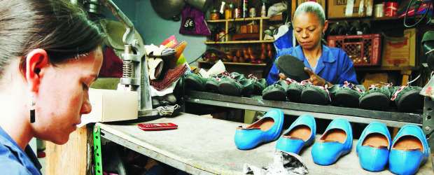 La herencia de los Narváez, un negocio familiar | Jaime Pérez | Vizio Moda, la empresa de los hermanos Stip y Deivy Narváez genera 15 empleos en el barrio El Salvador, en el oriente de la ciudad. En época decembrina contratan, además, 10 trabajadores temporales. El negocio continúa la tradición del calzado hecho a mano. La herencia de los Narváez, un negocio familiar | Jaime Pérez | Vizio Moda, la empresa de los hermanos Stip y Deivy Narváez genera 15 empleos en el barrio El Salvador, en el oriente de la ciudad. En época decembrina contratan, además, 10 trabajadores temporales. El negocio continúa la tradición del calzado hecho a mano.