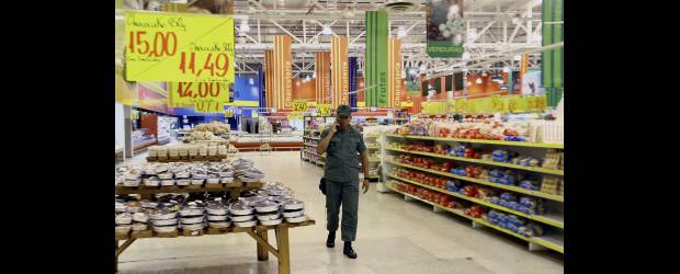 Casino compra almacenes exito