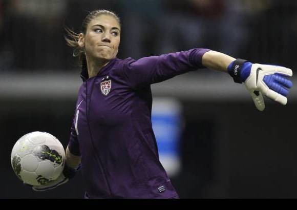 AP - Las atajadas en el arco de la selección estadounidense de fútbol femenino pasaron a un segundo plano con la belleza de la portera Hope Solo.