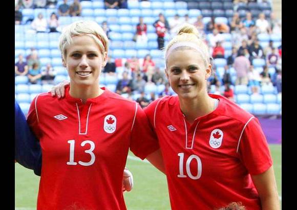 Reuters - Dentro y fuera de la cancha la canadiense, Lauren Sesselmann (derecha), descresta. Belleza y talento en su selección.