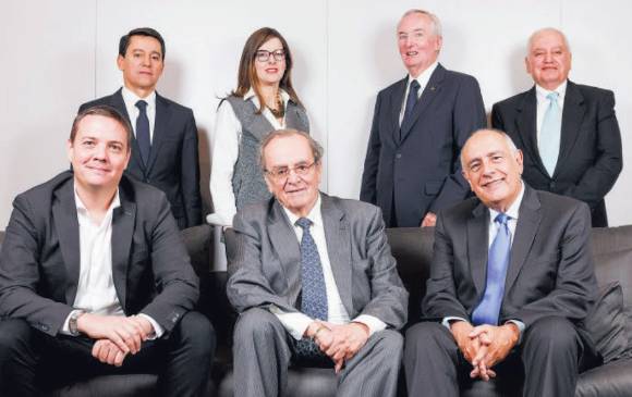 Sentados (de izq. a der.): Alejandro Correa Restrepo, Juan Felipe Gaviria Gutiérrez y Luis Fernando Pérez Cardona. De pie: Jairo González Gómez, Claudia Echavarria Uribe, José Jairo Correa Gómez y Oscar Antonio Echeverri Restrepo. FOTO cortesía Cóndor Sentados (de izq. a der.): Alejandro Correa Restrepo, Juan Felipe Gaviria Gutiérrez y Luis Fernando Pérez Cardona. De pie: Jairo González Gómez, Claudia Echavarria Uribe, José Jairo Correa Gómez y Oscar Antonio Echeverri Restrepo. FOTO cortesía Cóndor