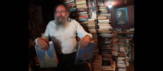 Libros con más vidas que un gato | En este lugar de la noche, la librería fundada por José Manuel Arango frente a la U. de A., hace 12 años, es administrada por Gustavo Zuluaga, el Hamaquero FOTO HERNÁN VANEGAS