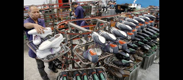 Cada 60 segundos llegan 111 pares de zapatos chinos