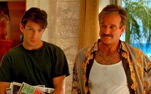 <i>La jaula de las locas</i> (1996). En esta película interpreta al dueño de un cabaret emparejado con una “drag queen”, que debe dar buena impresión al suegro de su hijo, un sujeto conservador. Foto: Cortesía Cine Gay On Line <i>La jaula de las locas</i> (1996). En esta película interpreta al dueño de un cabaret emparejado con una “drag queen”, que debe dar buena impresión al suegro de su hijo, un sujeto conservador. Foto: Cortesía Cine Gay On Line