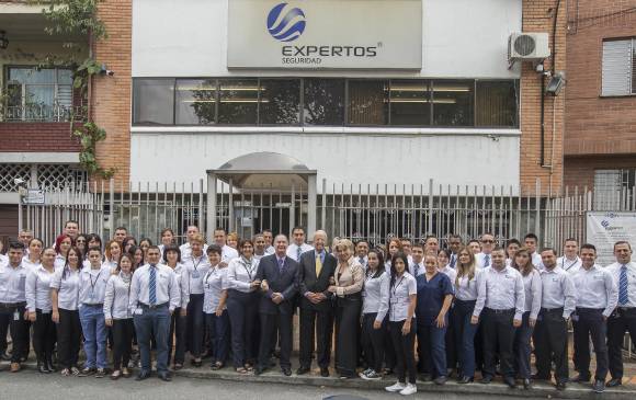 Organizaciones en el sector salud, industrial, educación, comercio y minero, así como clientes residencial, son protegidos de forma activa por los profesionales de Expertos Seguridad. Organizaciones en el sector salud, industrial, educación, comercio y minero, así como clientes residencial, son protegidos de forma activa por los profesionales de Expertos Seguridad.
