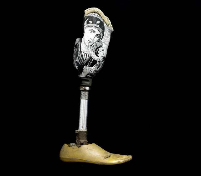 La solución tras el combate. Tras perder la pierna derecha en un combate, un coronel del Ejército utilizó este aparato ortopédico endoesquelético al que le añadió la imagen de una virgen por su devoción religiosa. Foto: Manuel Saldarriaga