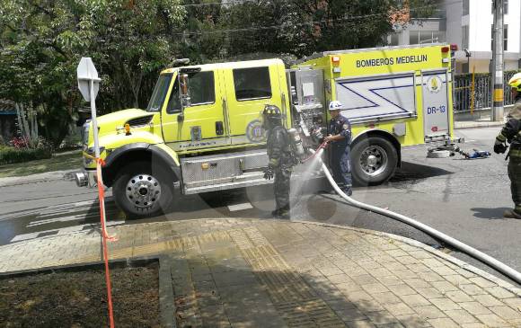 Los bomberos utilizaron agua para disipar el polvo tras la detonación. <b>FOTO: </b>Juan David Úsuga.<b> </b> Los bomberos utilizaron agua para disipar el polvo tras la detonación. <b>FOTO: </b>Juan David Úsuga.<b> </b>