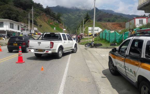 Accidente en el sector La Aldea, vÃ­a MedellÃ­n-Santa Fe de Antioquia. FOTO CORTESÃA GUARDIANES ANTIOQUIA