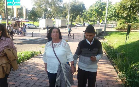 Nelson en compañía de su esposa en Bogotá, durante el viaje para recibir la distinción como el mejor reciclador del país. FOTO CORTESÍA CORNARE Nelson en compañía de su esposa en Bogotá, durante el viaje para recibir la distinción como el mejor reciclador del país. FOTO CORTESÍA CORNARE