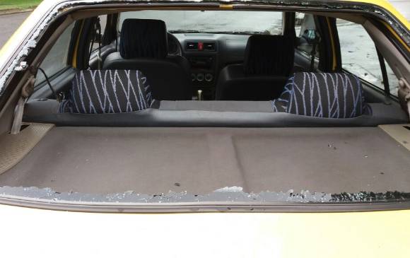 Así quedó el vidrio trasero del taxi de Guillermo Arbeláez. FOTO CORTESÍA Así quedó el vidrio trasero del taxi de Guillermo Arbeláez. FOTO CORTESÍA