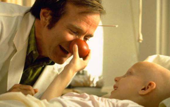 En <i>Patch Adams</i> (1998) interpretó a un médico que revolucionó los tratamientos médicos al incluir la risa en las terapias. Era médico payaso. Está basada en una historia real. Foto Cortesía Acción Preferente. En <i>Patch Adams</i> (1998) interpretó a un médico que revolucionó los tratamientos médicos al incluir la risa en las terapias. Era médico payaso. Está basada en una historia real. Foto Cortesía Acción Preferente.
