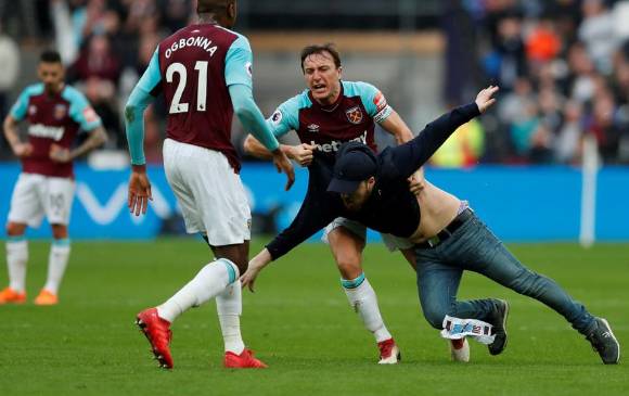 West Ham expulsa de por vida a cinco aficionados