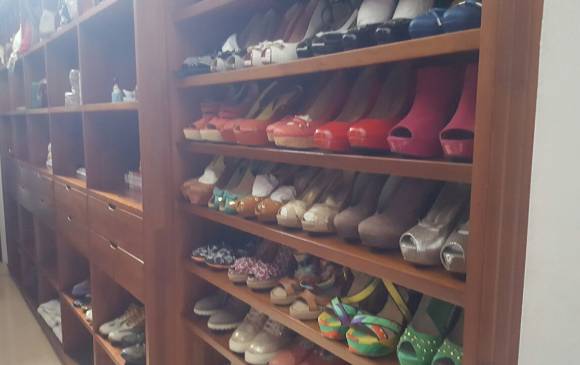Más de 200 pares de zapatos y lujosas prendas de vestir fueron encontradas en las propiedades. Foto Cortesía Más de 200 pares de zapatos y lujosas prendas de vestir fueron encontradas en las propiedades. Foto Cortesía