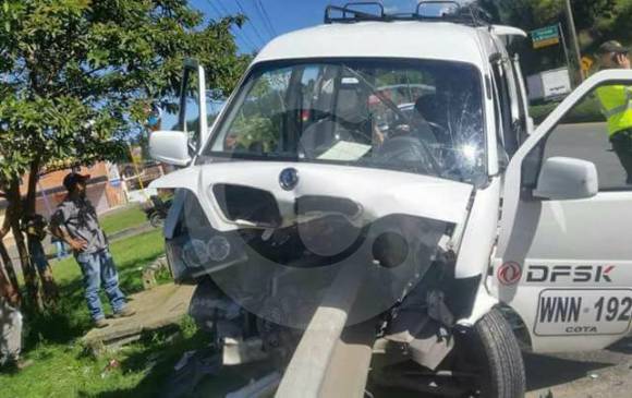 Milagrosamente, el conductor de este vehículo logró salvar su vida. FOTO CORTESÍA GUARDIANES ANTIOQUIA