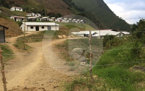 Con alambre de púa y madera fue construida la cerca en el sitio donde viven excombatientes de Farc en Santa Lucía, Ituango. Foto: Cortesía Con alambre de púa y madera fue construida la cerca en el sitio donde viven excombatientes de Farc en Santa Lucía, Ituango. Foto: Cortesía